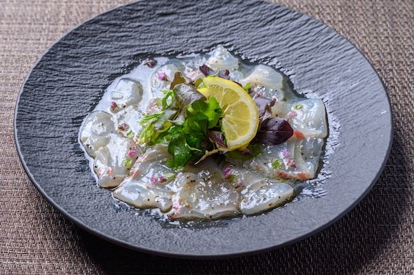京丹後の地魚卸「魚政」が“フレンチ魚だし”で味わう新感覚漬け丼・カルパッチョを発売