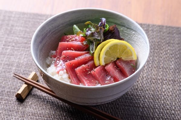 京丹後の地魚卸「魚政」が“フレンチ魚だし”で味わう新感覚漬け丼・カルパッチョを発売