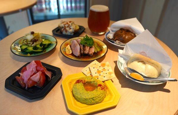 【大阪府大阪市】心斎橋に新たなクラフトビールスタンドOPEN！自家製豚まんやスパイス香るアテとともに