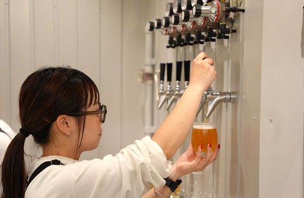 【大阪府大阪市】心斎橋に新たなクラフトビールスタンドOPEN！自家製豚まんやスパイス香るアテとともに