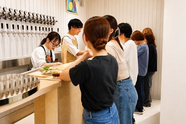 【大阪府大阪市】心斎橋に新たなクラフトビールスタンドOPEN！自家製豚まんやスパイス香るアテとともに