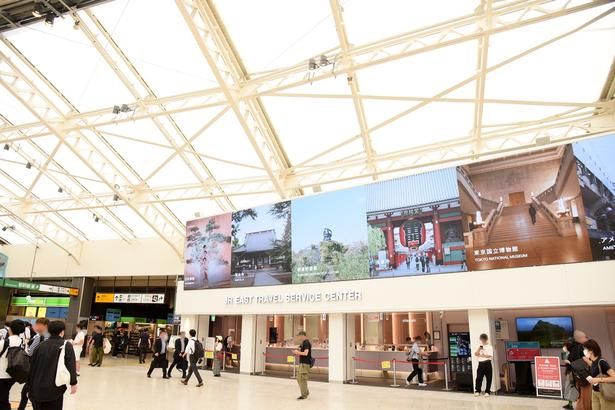 大画面高精細LEDビジョン「UENO CANVAS」が目を引く、JR上野駅のグランドコンコース 撮影：ソムタム田井