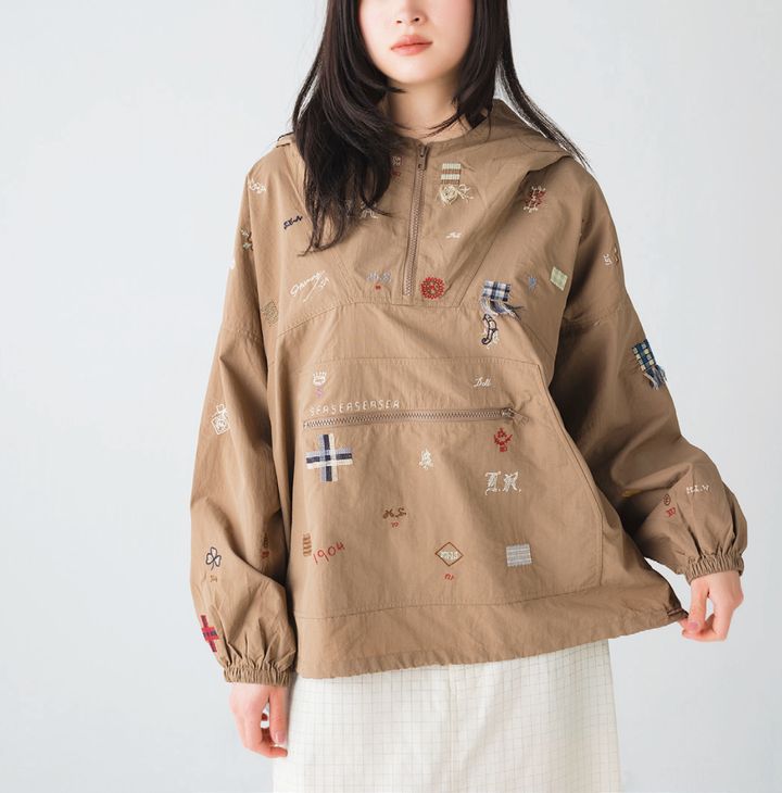 レジャーはもちろん、雨の日や夏の冷房よけにも便利なウィンドブレーカーをピックアップ！