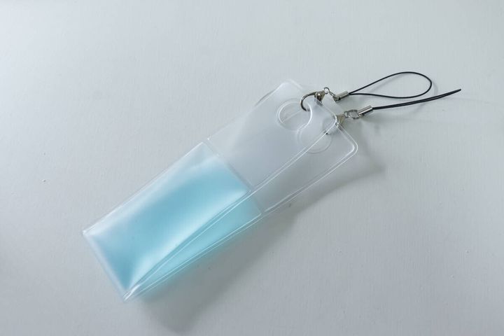 青いジェルが入った透明なアイスパック