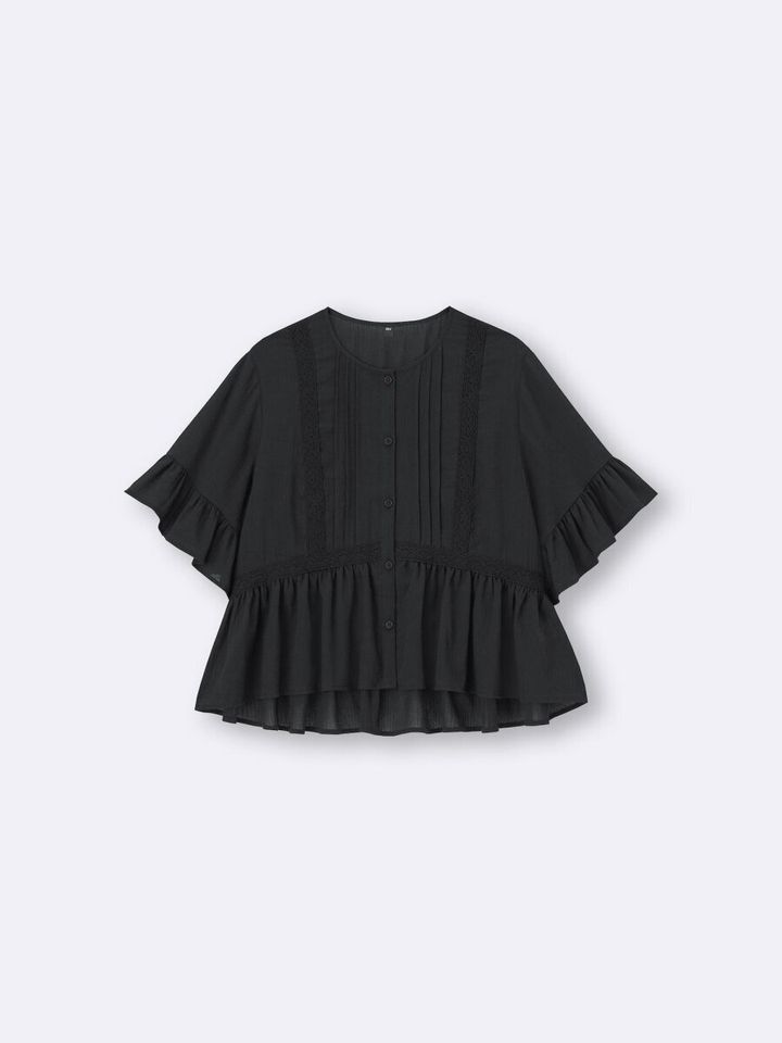 黒いレースとフリル付きのブラウスを平置き
