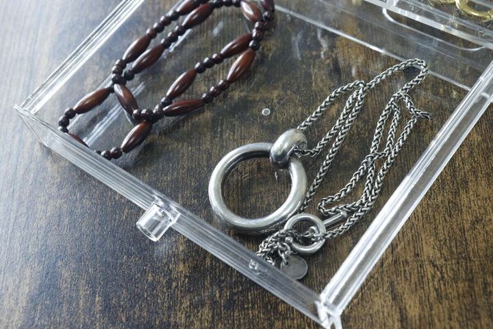ダイソーのアクセ収納ケース下段にネックレスを収納した様子