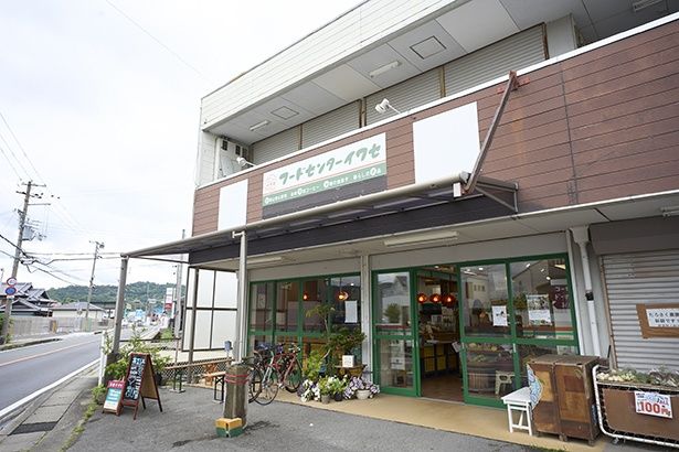 スーパーの店内にある焙煎所とスタンドは、買い物ついでに寄れる気安さが魅力