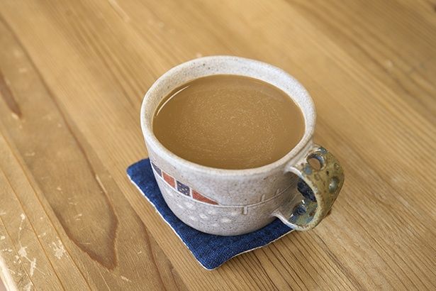 紀ノ川産の生姜・レモンを使った自家製シロップを使った、ジンジャーコーヒー700円。パンチの効いた生姜の風味に体が温まる冬の人気メニュー
