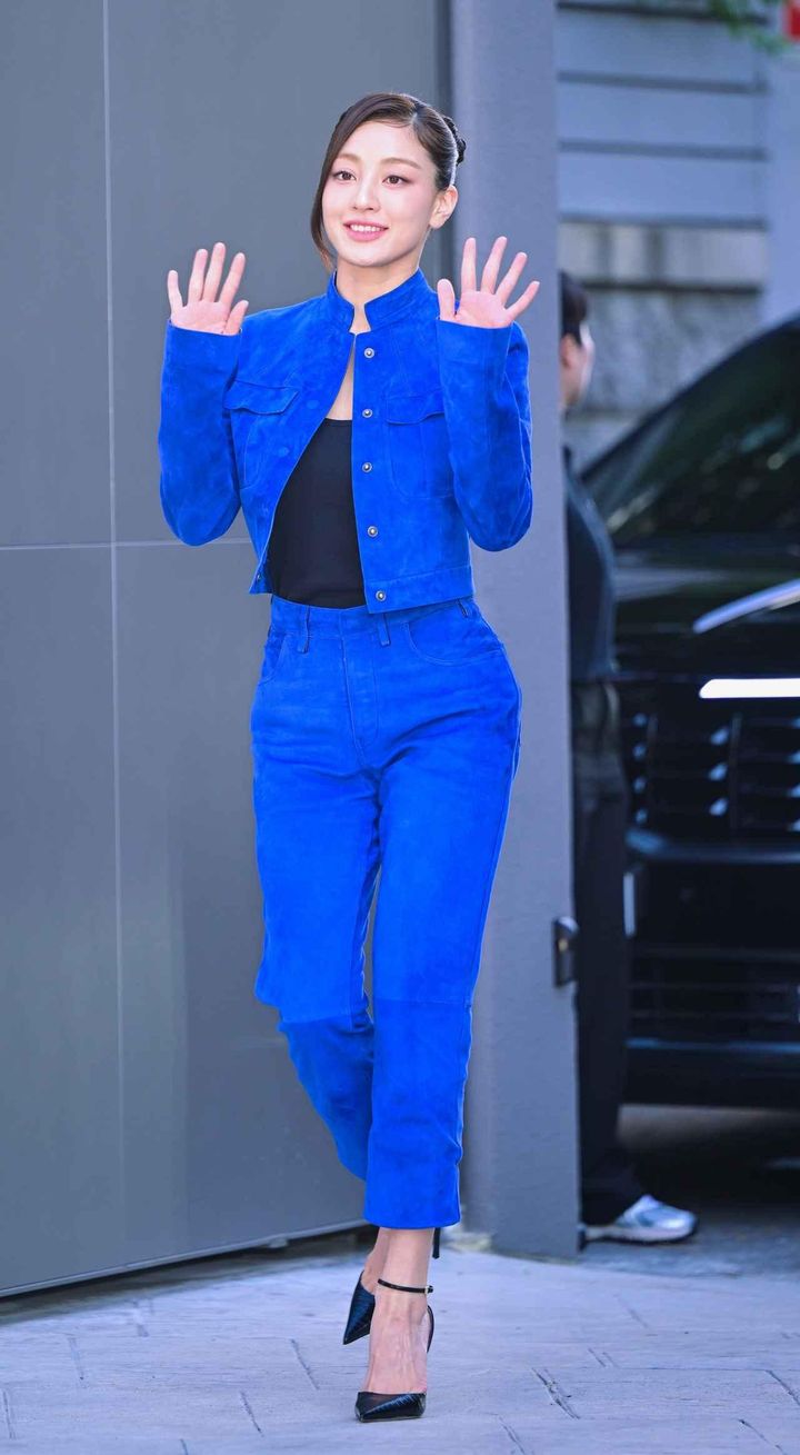 画像2: TWICEジヒョ、鮮やかブルーで魅せた洗練セットアップ！クロップド丈でスタイルアップ