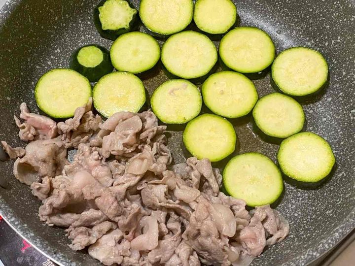 豚こまとズッキーニのケチャップカレー炒め