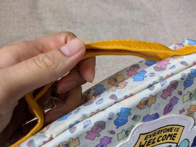こんなこいるかなポーチのイエローの持ち手アップ