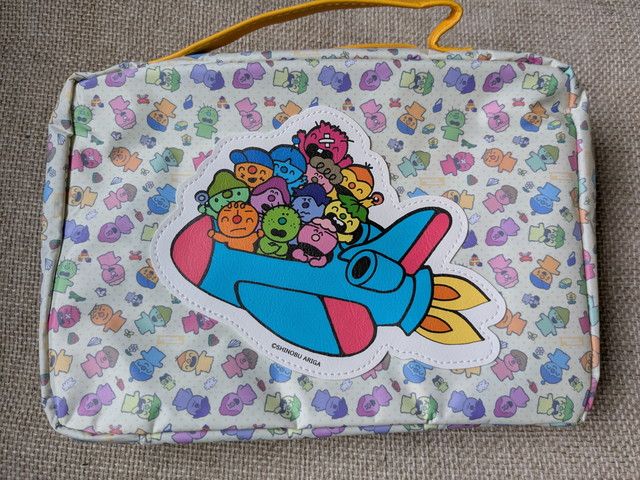 こんなこいるかなポーチの裏面キャラクター総柄アップ