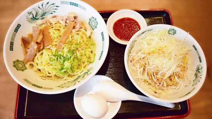 「汁なしラーメン」と「秘伝の辛味噌」、そして「細切りネギ」が到着