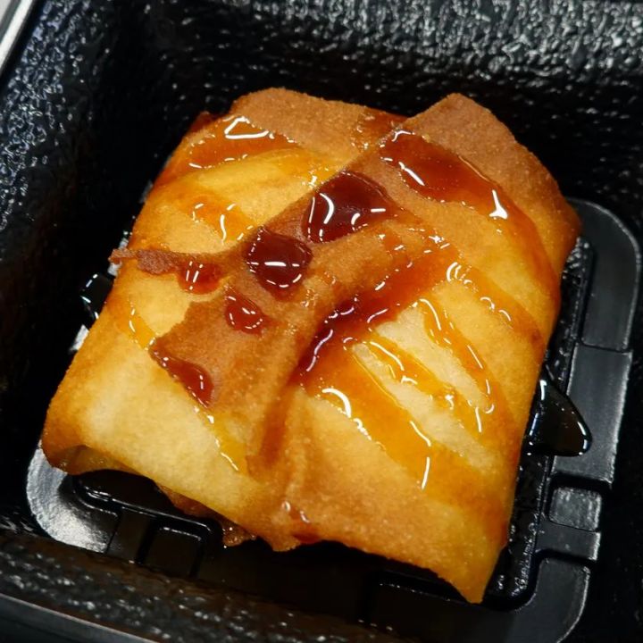 カラメルをかけたプリンフライ