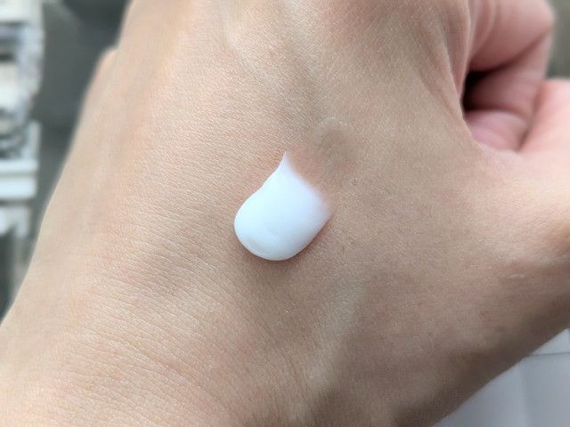 マナラ薬用ナイトハンドセラムを手の甲に取ったスウォッチ