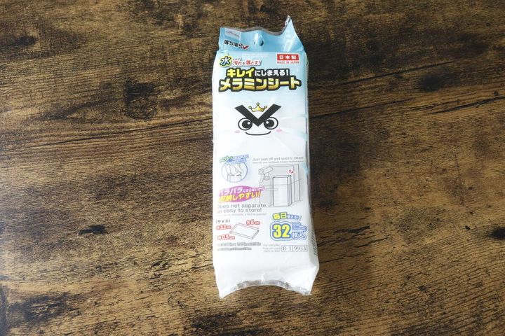 木目のテーブルに置かれた「キレイにしまえる！メラミンシート」のパッケージ