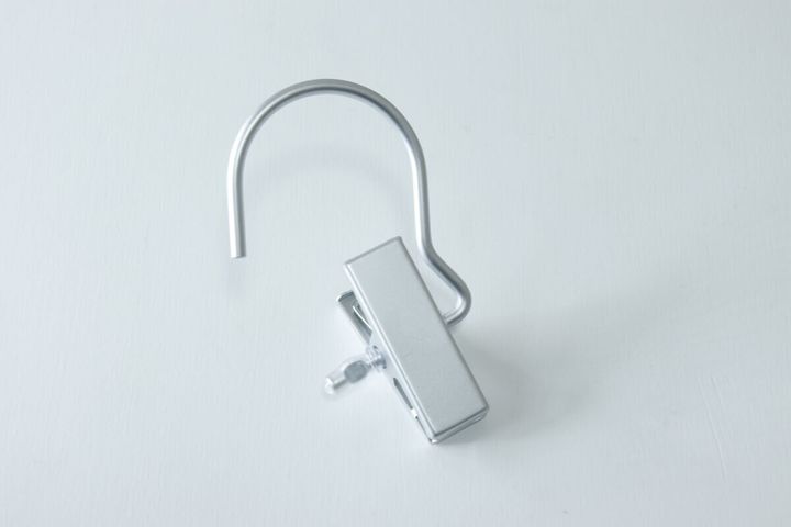 白い背景に置かれた銀色のアルミフックピンチ本体