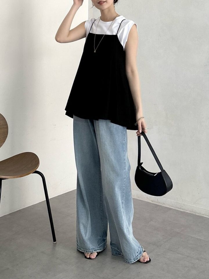 白Tシャツに黒キャミソールを重ね、ワイドデニムを着用