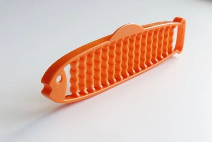 オレンジ色の魚型をした波型スライサー