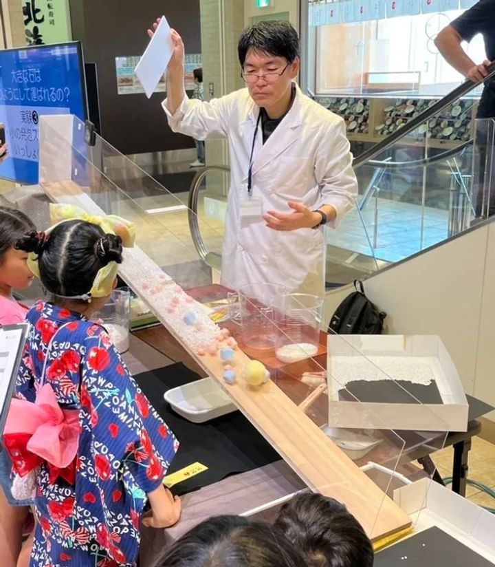 坂道実験を体験する子どもたち