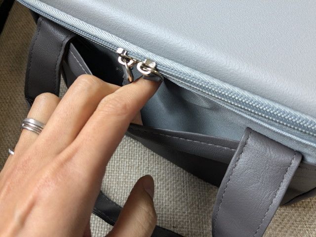 Coleman保冷バッグGRAYのWファスナー開閉部アップ