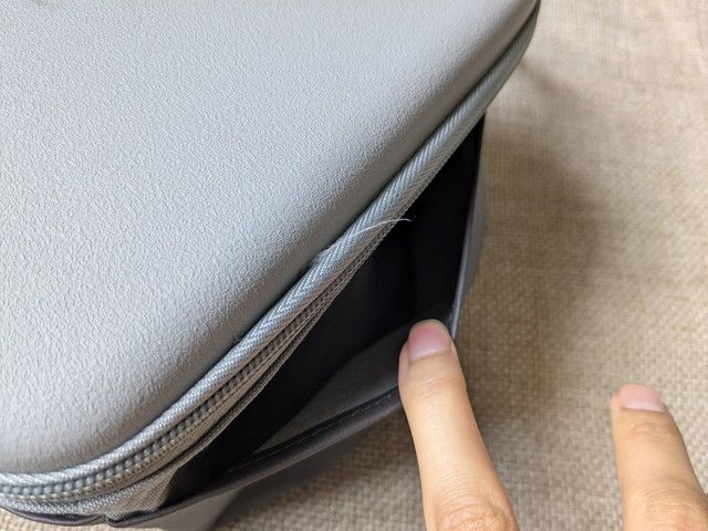 Coleman保冷バッグGRAYのサイドポケットアップ