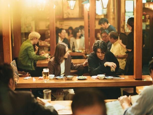 居酒屋で櫂に小説執筆を熱心に説得する二階堂絵理