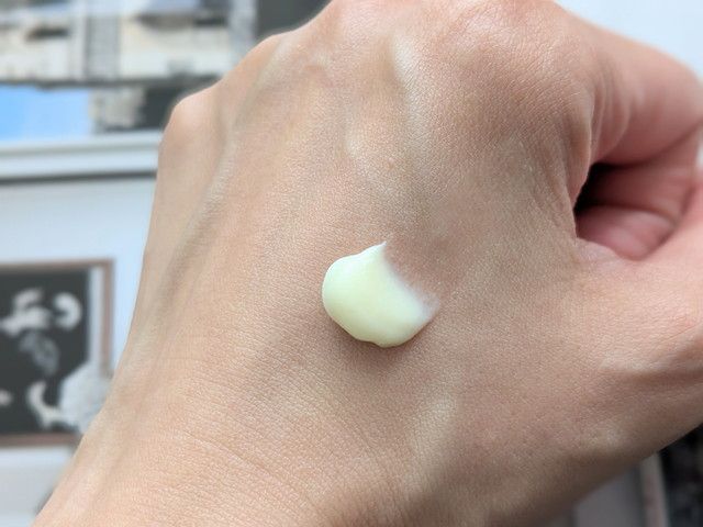 Dr.ハウシュカ ハンドクリームを手の甲に取ったスウォッチ