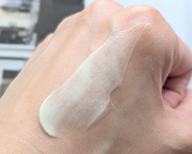 Dr.ハウシュカ ハンドクリームを手の甲に伸ばしたテクスチャー