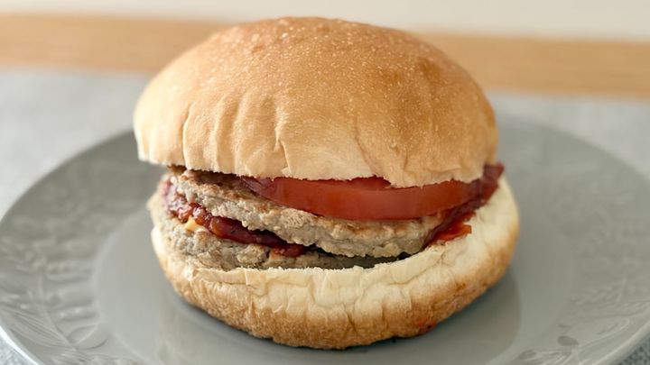 ピリッとスパイシーで食べ応えも！【ファミマ】の新バーガーは満足度高め