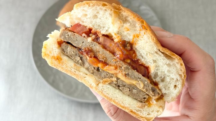 ピリッとスパイシーで食べ応えも！【ファミマ】の新バーガーは満足度高め