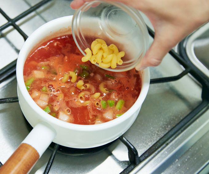 【夕飯までの「つなぎごはん」】冷凍トマトジュースをストックしてパパッと仕上げる「マカロニトマトスープ」・つなぎごはん5の画像1