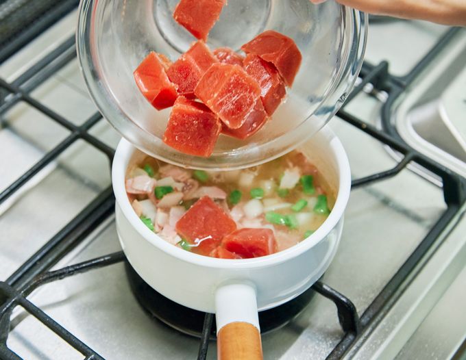 【夕飯までの「つなぎごはん」】冷凍トマトジュースをストックしてパパッと仕上げる「マカロニトマトスープ」・つなぎごはん5の画像3