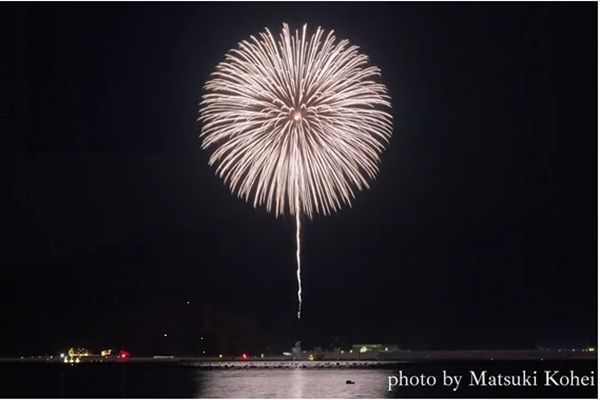 【岩手県釜石市】東日本大震災の鎮魂と祈りの花火「白菊」を打ち上げ。オンラインでのライブ配信も実施