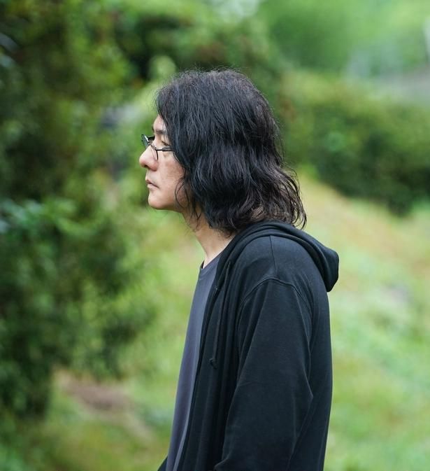 【写真を見る】独創的な世界観に、多くの映画ファンが熱狂！岩井俊二監督が33歳で手掛けた伝説的傑作 [c]SWALLOWTAIL PRODUCTION COMMITTEE