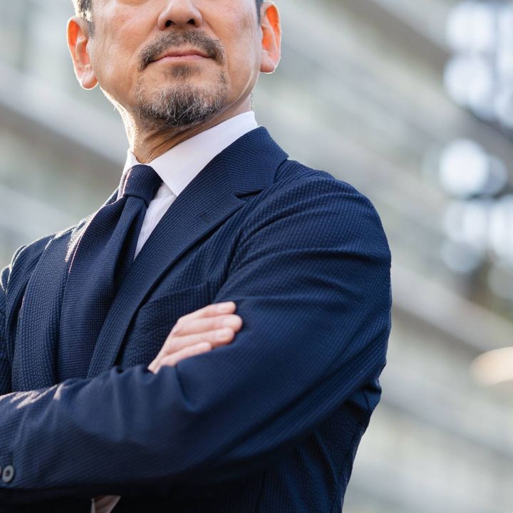 腕組みする人