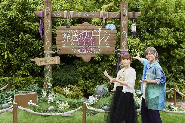 (左)フリーレン役・種崎敦美さんと、(右)ヒンメル役・岡本信彦さんも実際にアトラクションを体験 画像提供：ユニバーサル・スタジオ・ジャパン