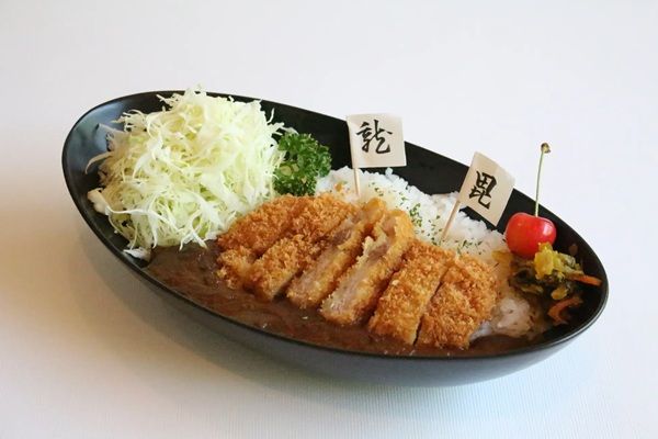 【山形県米沢市】上杉城史苑館内の米沢牛レストラン「アビシス」に「米沢上杉勝つカレー」登場！