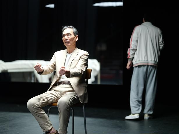 智樹がステージに上がっても、中断することなく舞台は続いていく [c] 2026 Cinéfrance Studios – Arte France Cinéma – Office Shirous – Bitters End – Heimatfilm – Tarantula – Gapbusters – Same Player – Soudain JPN Partners