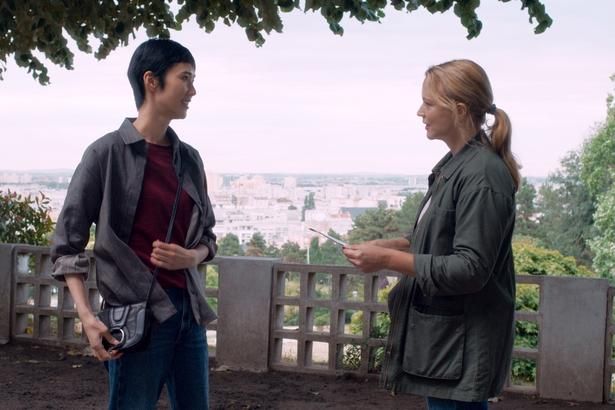 マリー=ルーを自身が手掛ける舞台の公演に誘う真理 [c] 2026 Cinéfrance Studios – Arte France Cinéma – Office Shirous – Bitters End – Heimatfilm – Tarantula – Gapbusters – Same Player – Soudain JPN Partners