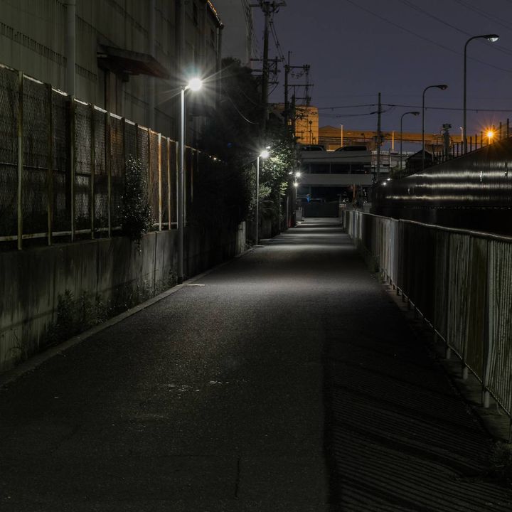 深夜の人気のない街灯のある夜道