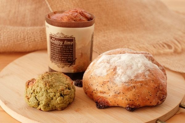 「rebake」が全国のパン屋4店のホワイトチョコのパン・焼き菓子詰め合わせセットを発売