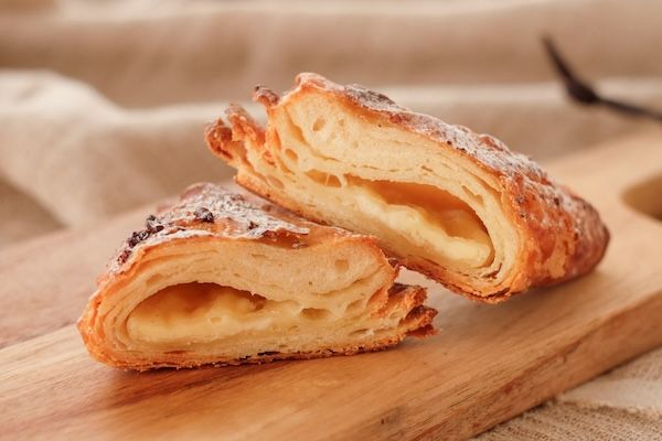 「rebake」が全国のパン屋4店のホワイトチョコのパン・焼き菓子詰め合わせセットを発売