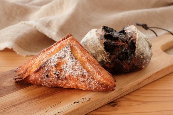 「rebake」が全国のパン屋4店のホワイトチョコのパン・焼き菓子詰め合わせセットを発売