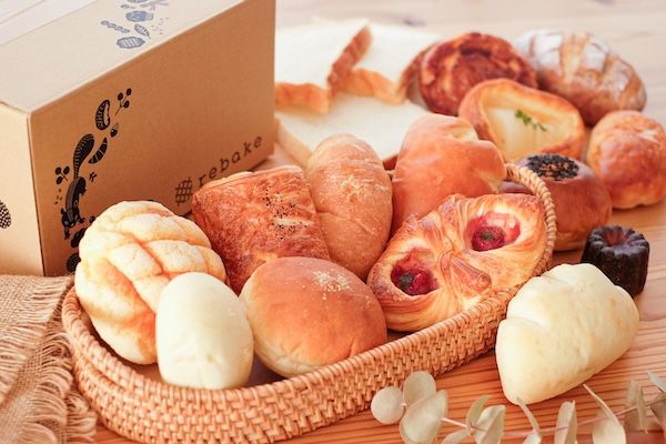 「rebake」が全国のパン屋4店のホワイトチョコのパン・焼き菓子詰め合わせセットを発売