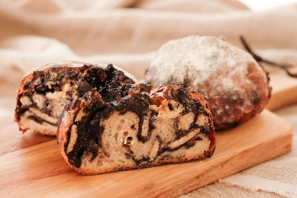 「rebake」が全国のパン屋4店のホワイトチョコのパン・焼き菓子詰め合わせセットを発売