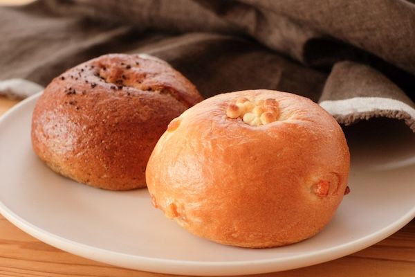 「rebake」が全国のパン屋4店のホワイトチョコのパン・焼き菓子詰め合わせセットを発売