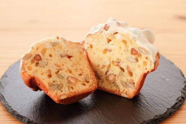 「rebake」が全国のパン屋4店のホワイトチョコのパン・焼き菓子詰め合わせセットを発売