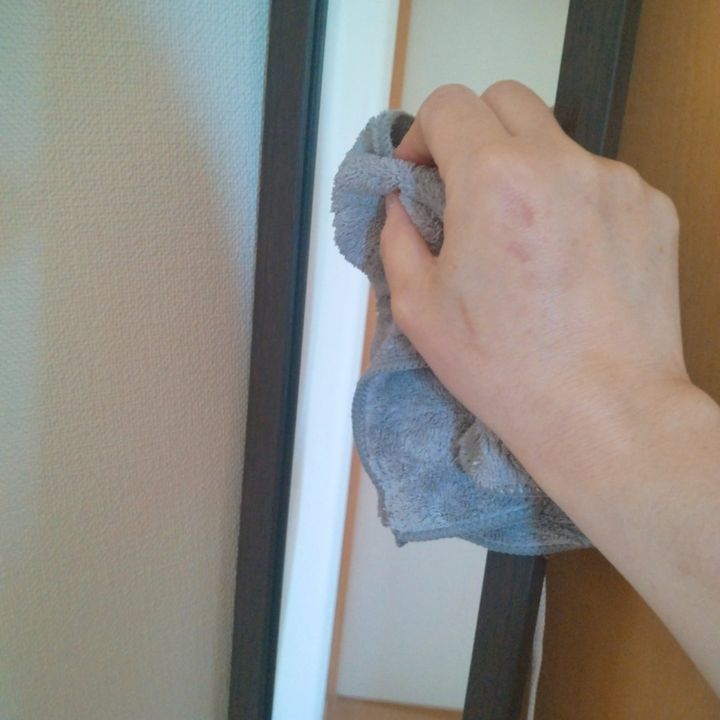 鏡を磨く人
