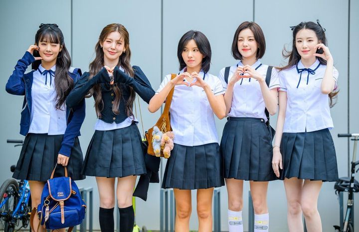 画像2: 人気K-POPグループ、制服姿で登場「全員ビジュアルが強すぎる」